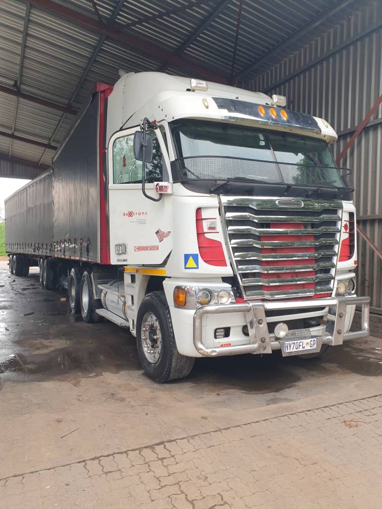 Superlink Tautliner for hire in Gauteng